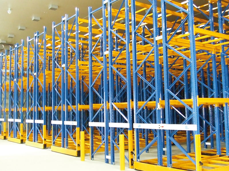 Stojak na palety do przejścia